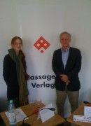Dr. Peter Engelmann (Verleger Passagen-Verlag) und Barbara Stang (PR) beim Pressegespräch in Berlin zu "25 Jahre Passagen-Verlag" am 26.9.2012 in der "Saarländischen Galerie" im Palais am Festungsgraben.