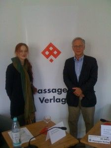 Dr. Peter Engelmann (Verleger Passagen-Verlag) und Barbara Stang (PR) beim Pressegespräch in Berlin zu "25 Jahre Passagen-Verlag" am 26.9.2012 in der "Saarländischen Galerie" im Palais am Festungsgraben.